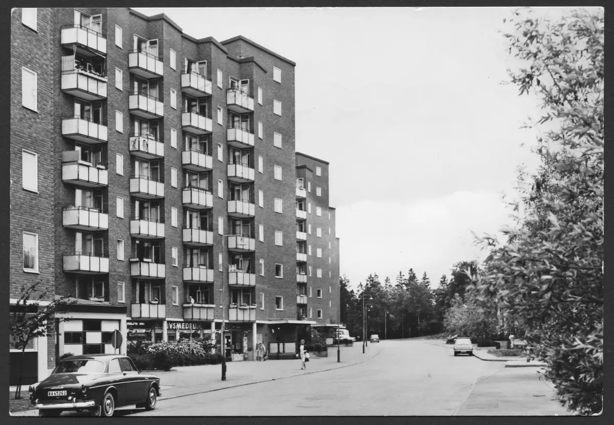 Annebodavägen, Älvsjö.  ; BHF studiecirkel ht 2016:
Blomsterfondens hus, byggt 1958.