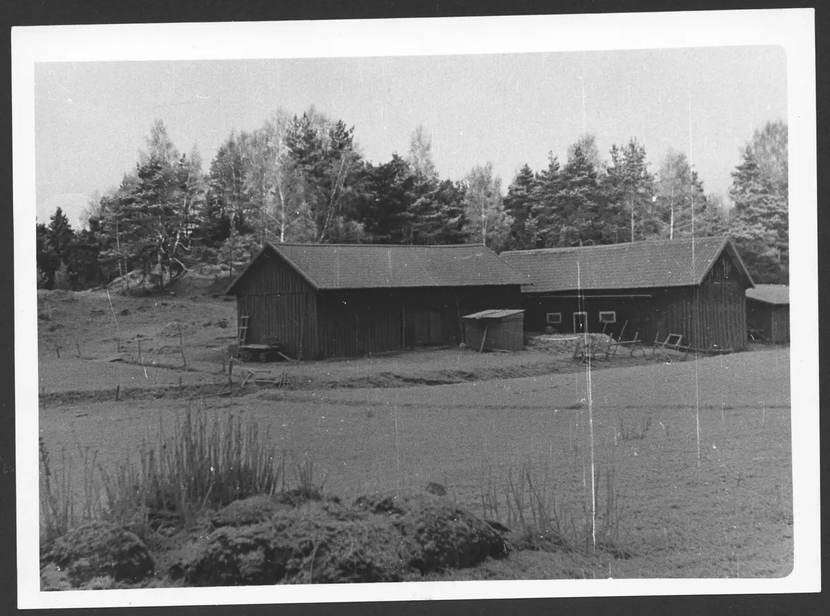 Uthus till Rågsved gård 1948.
Fotograf: Stig Jonsson ::