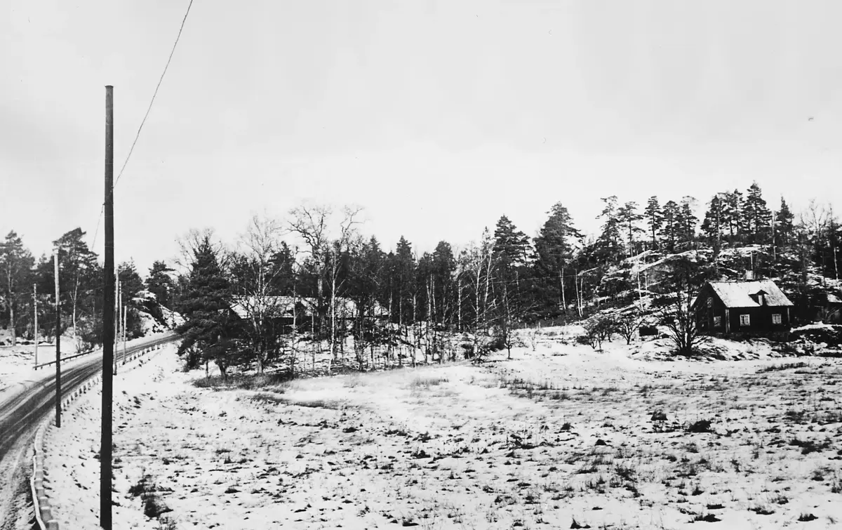 Högdalstorpet 1954. Magelungsvägen till vänster och i bakgrunden Högdalstoppen.