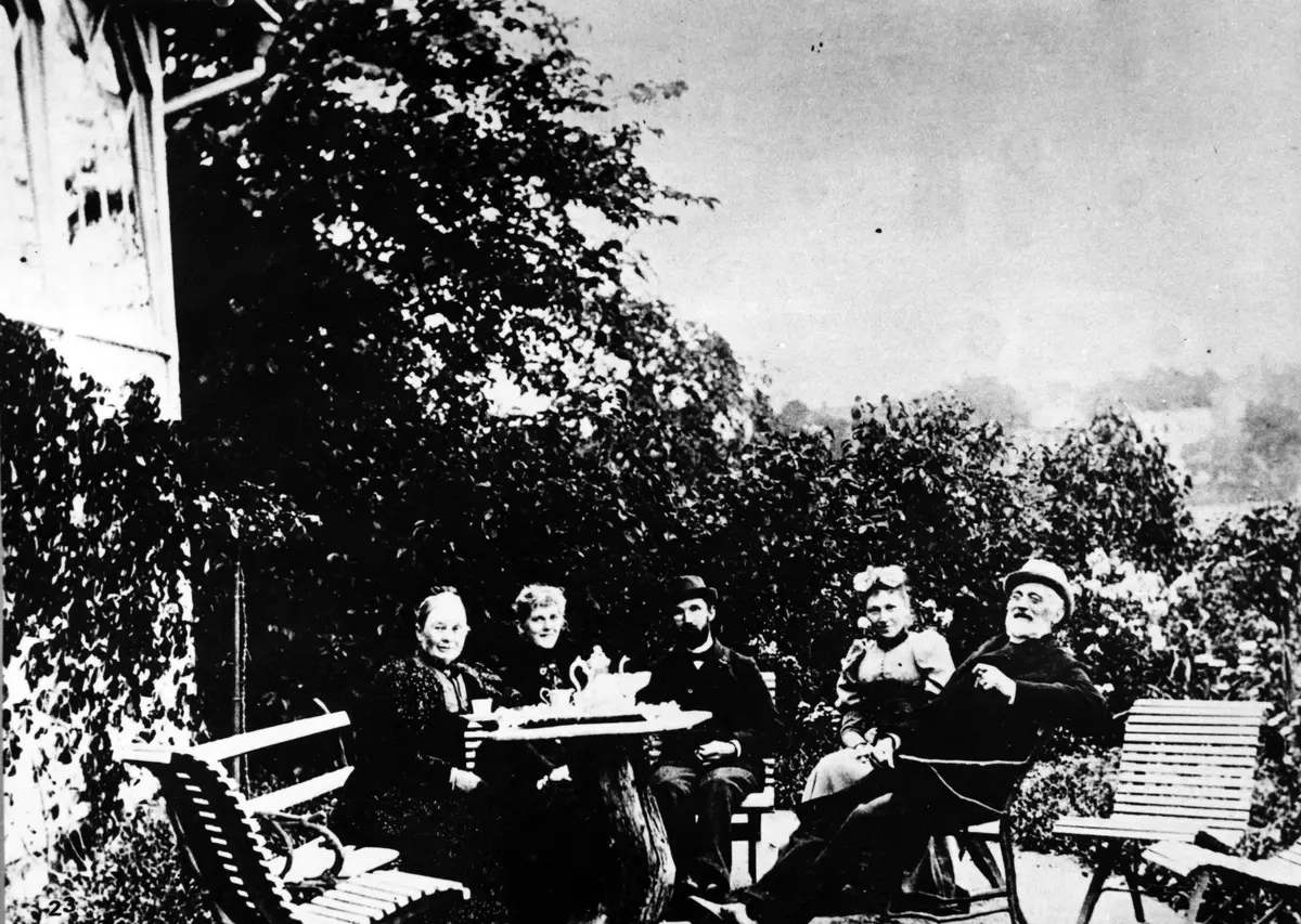 Charlottendal, gården har bl a ägts av medlemmar i släkten Vought. Restaurerades av byggmästare Olle Engkvist som också bodde där. Fotografiet är från ett kaffesamkväm år 1908.