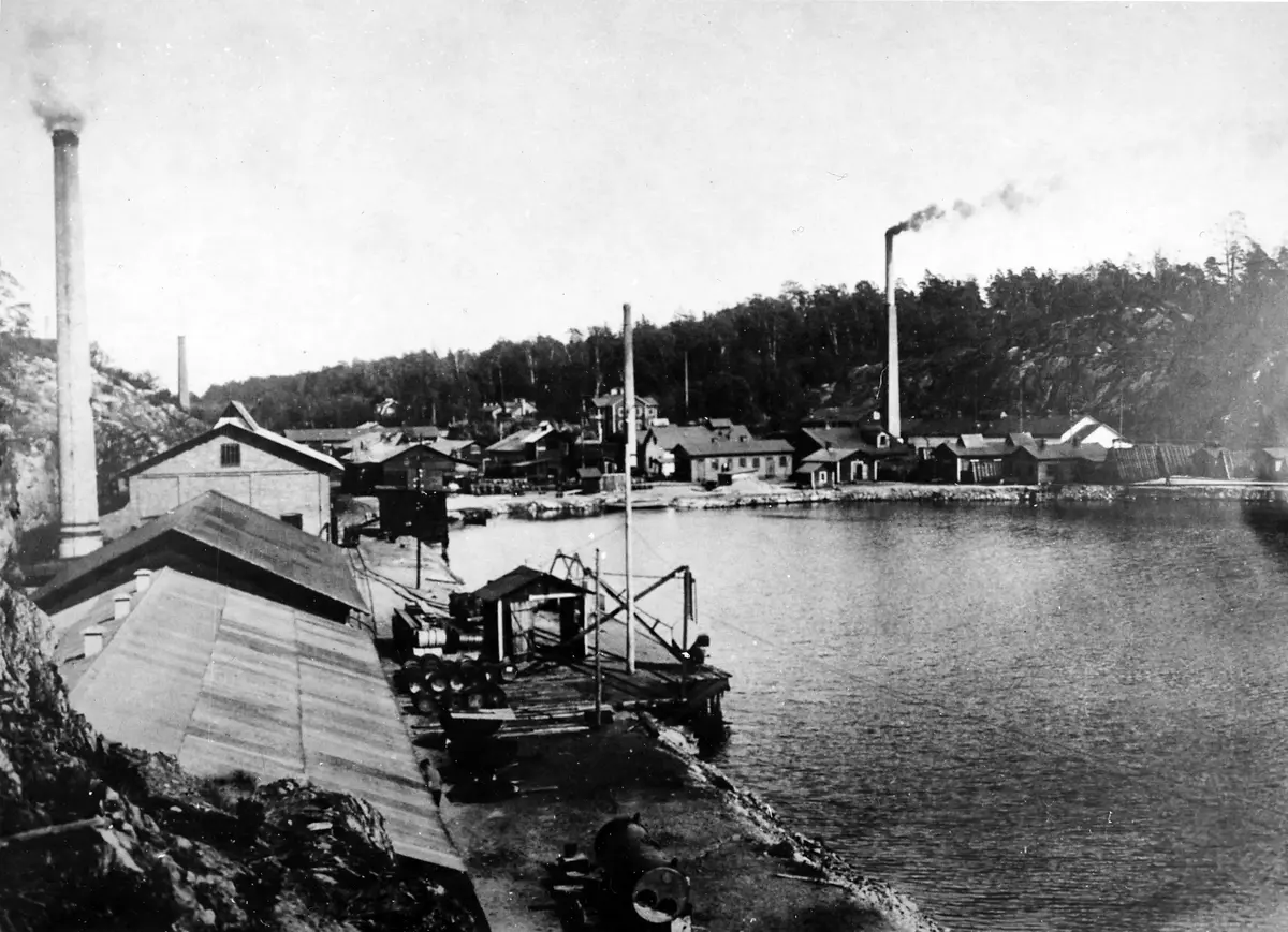 Vintervikens sprängämnesfabrik. Fabriken anlades 1865 och var den första i världen för tillverkning av nitroglycerin. Efter en svår explosionsolycka vid Heleneborg på Söder, där fabriken var inhyst åren 1861-64, flyttades tillverkningen till denna skyddade plats i Vinterviken. Fotografiet är taget från Mälarsidan med Aspuddsbergen t h i bilden och Fågelsångsbergens utlöpare t v. Sprängämnestillverkningen flyttades 1921-22 till Gyttorp, men vissa lokaler utnyttjades alltjämt av Nitro Nobel AB för laboratorieverksamheten. Området inköptes 1972 av Stockholms kommun och utredning pågår f n om områdets framtida användning.
