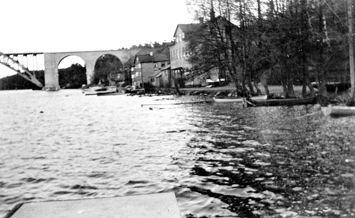 Stenhuset Sjövik 4 och i bakgrunden Sjövik 5. Troligen från år 1937