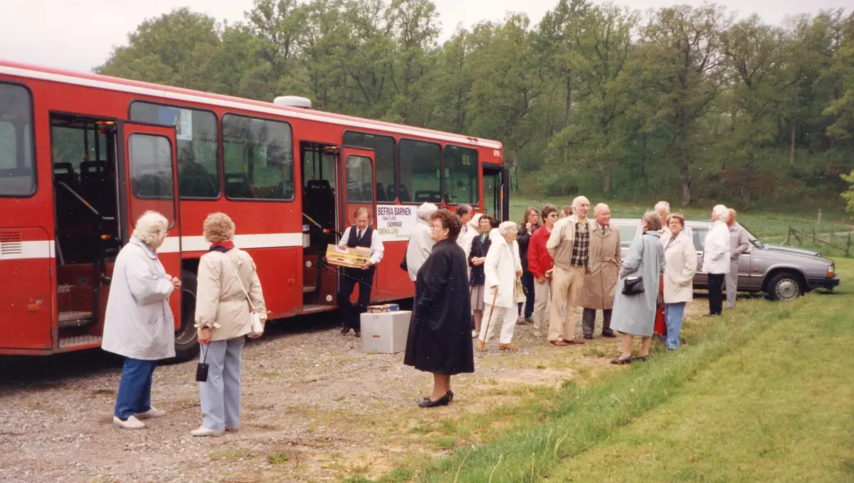 Bussresa 1994 till Nynäs och Nyköping. Bussfika vid Nynäs slott. 
Foto: Neida och Stig Jonsson.