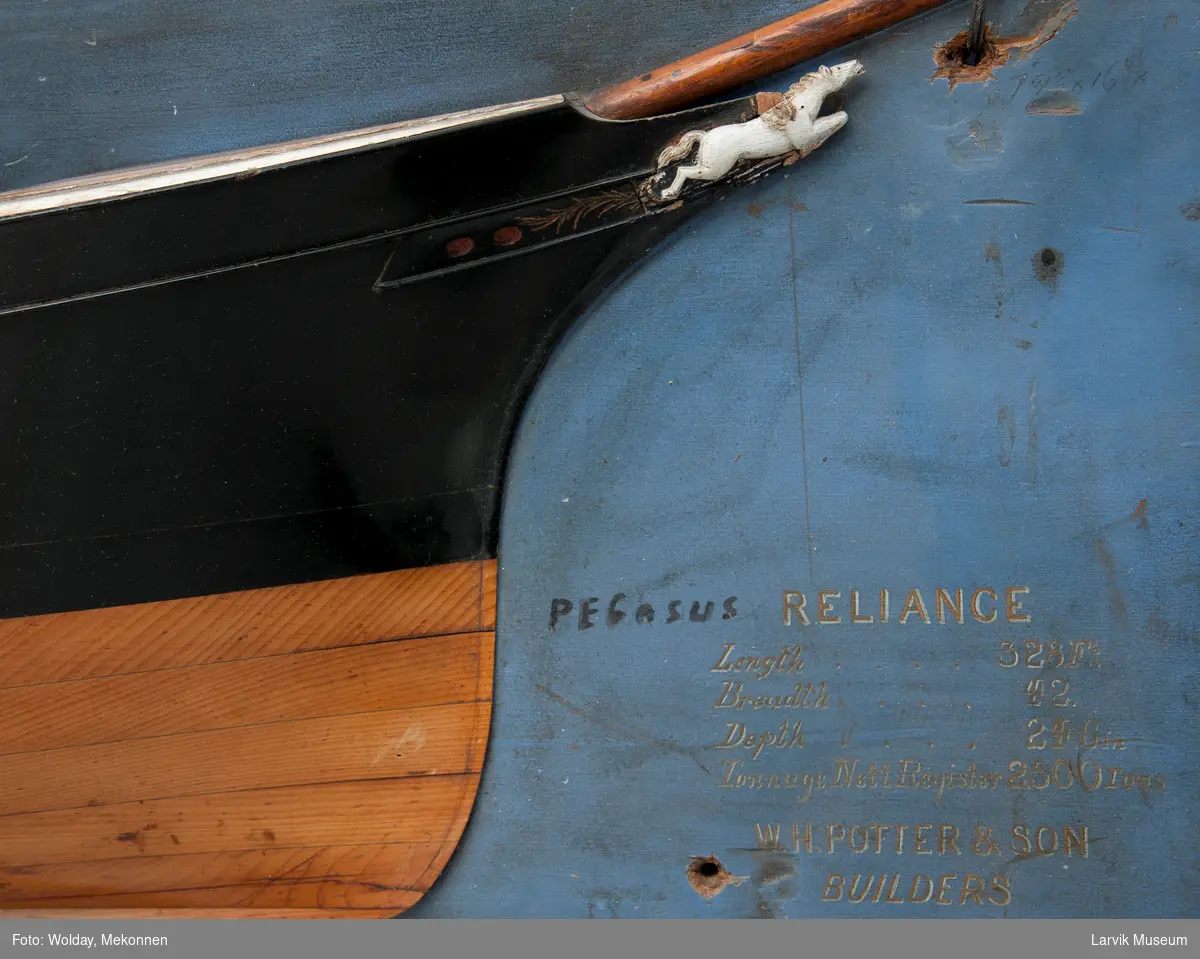 Halvmodell av bark RELIANCE som ble omdøpt til PEGASUS.
Blåmalt plate, skroget er sort over vannlinjen.