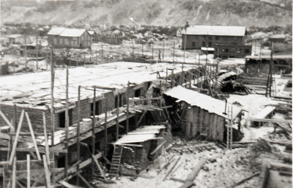 Filetfabrikken på Melbu under bygging. Gulv andre etasje betjeningshus under konstruksjon.