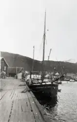 Båt ved navn St. Georg ankret opp ved dampskibskaia på Melbu