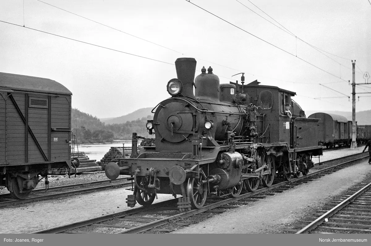Damplokomotiv type 21c nr. 373 på Nelaug stasjon.
