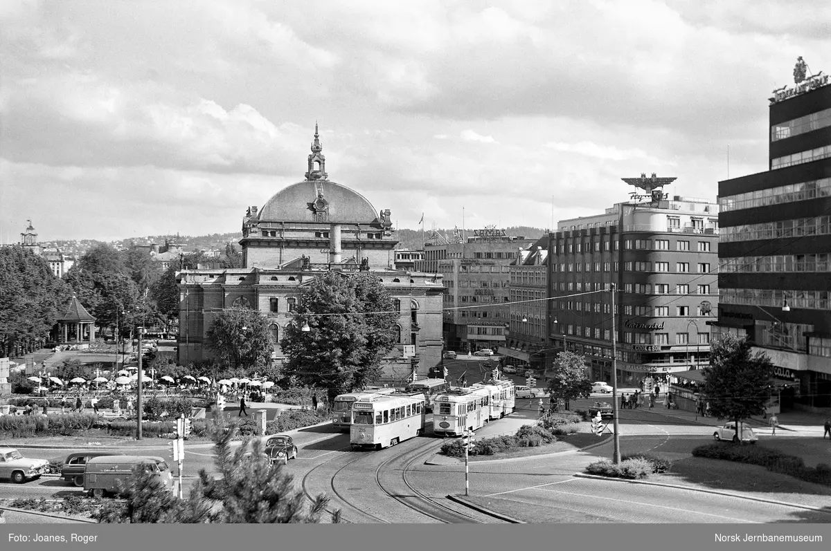 Oslo Sporveiers Høka-sporvogner ved Nationaltheatret i Oslo