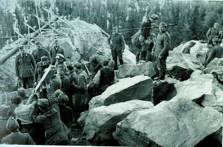 Tyske soldatar som ryddar opp vegen og telefonlinja ved Bakkeberget
