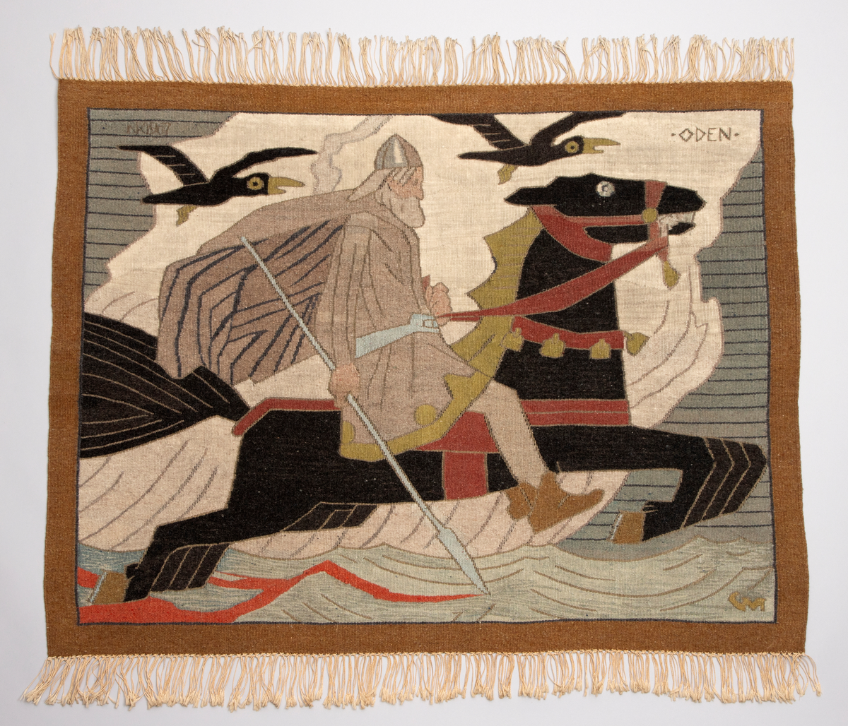 Motivet fremstiller Odin ridende på Sleipner, flankert av Hugin og Munin. Teppet er basert på Munthes vignett til "Harald Hårfagres saga" i den nye praktutgaven av Snorres "Kongesagaer" (1899).