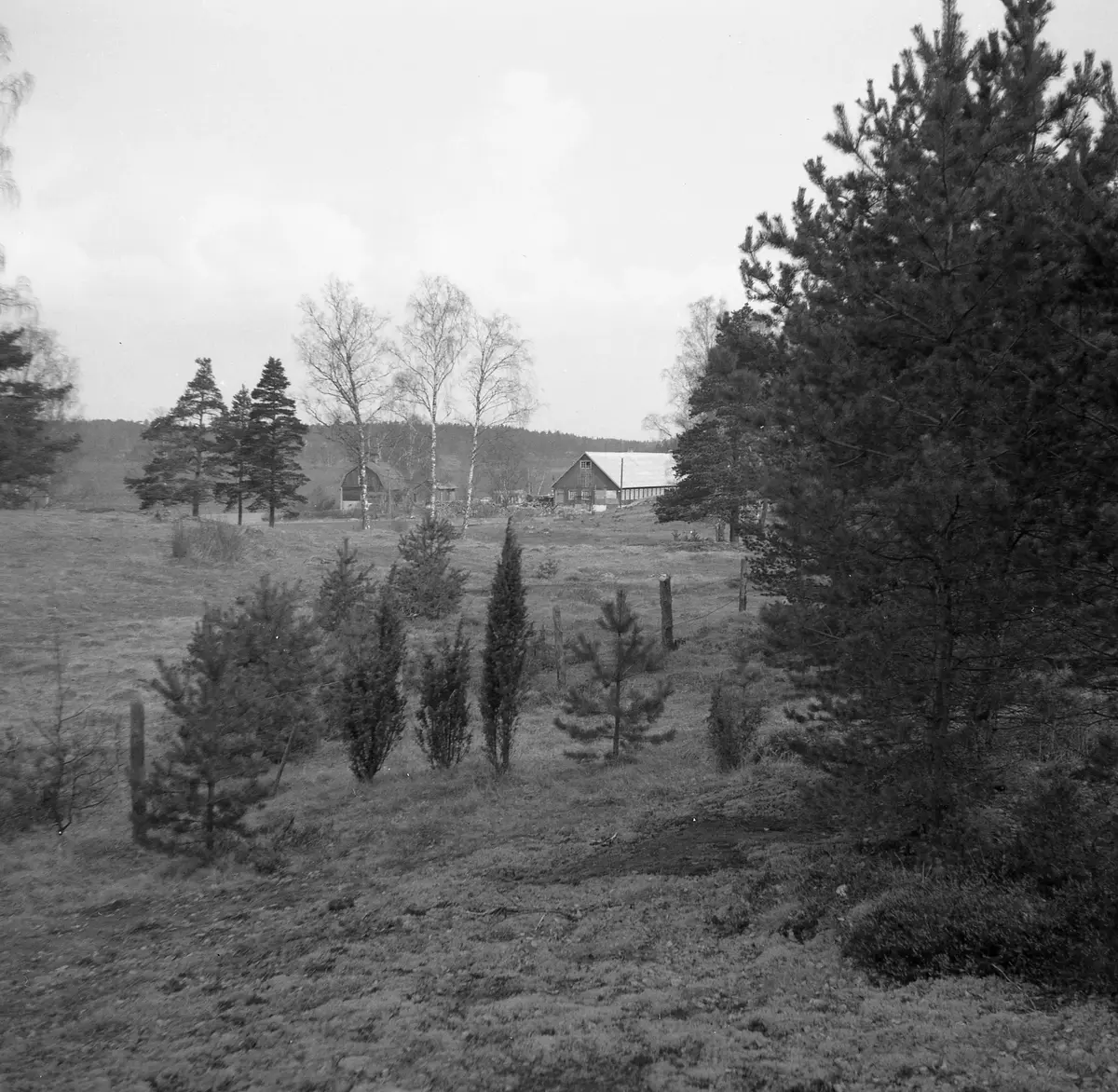 Torpet Bunken, tagen ungefär från nuvarande E18 mot nordväst.
Har legat inom Täby Galopps område.