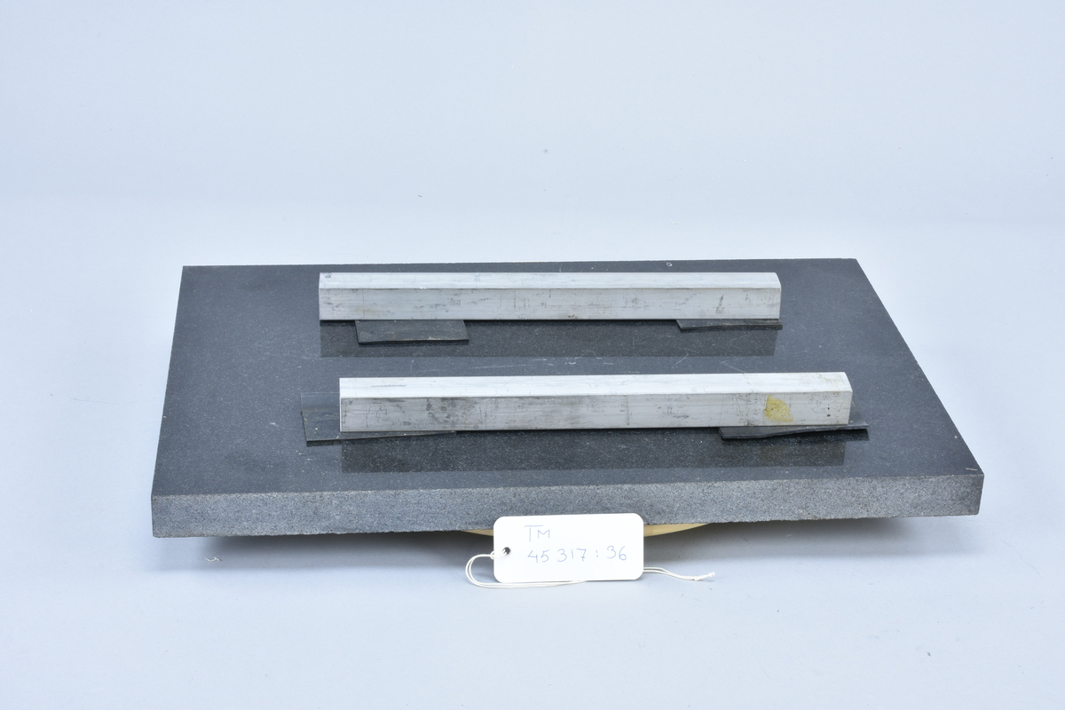 Stenplatta med två aluminiumstavar, för stabilisering av mikroskopbord