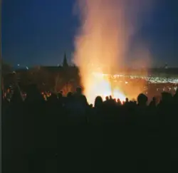 Valborgsmässoafton på Skansen med Nordiska museet i bakgrund
