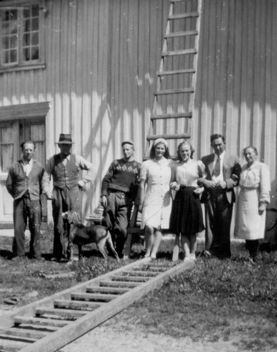 Arbeidsgjengen på Reine 1947.
Til venstre Sigurd Engrønningen, mann med hund ukjent, i midten med genser Trygve Thidemansen. Helt til høyre gårdeieren Elise Holt. De andre ukjente ?