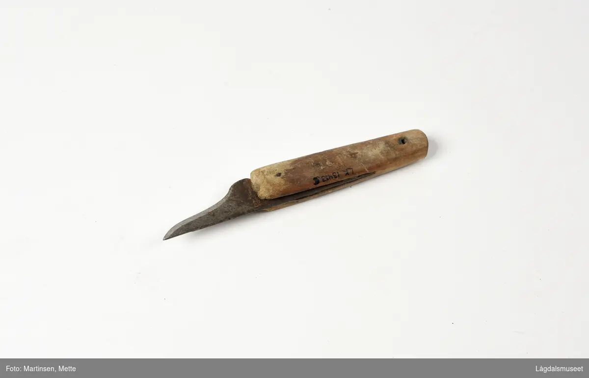 Kniv med treskaft brukt til slakting. Kniven er godt brukt og bladet er slipt langt ned etter mye bruk.