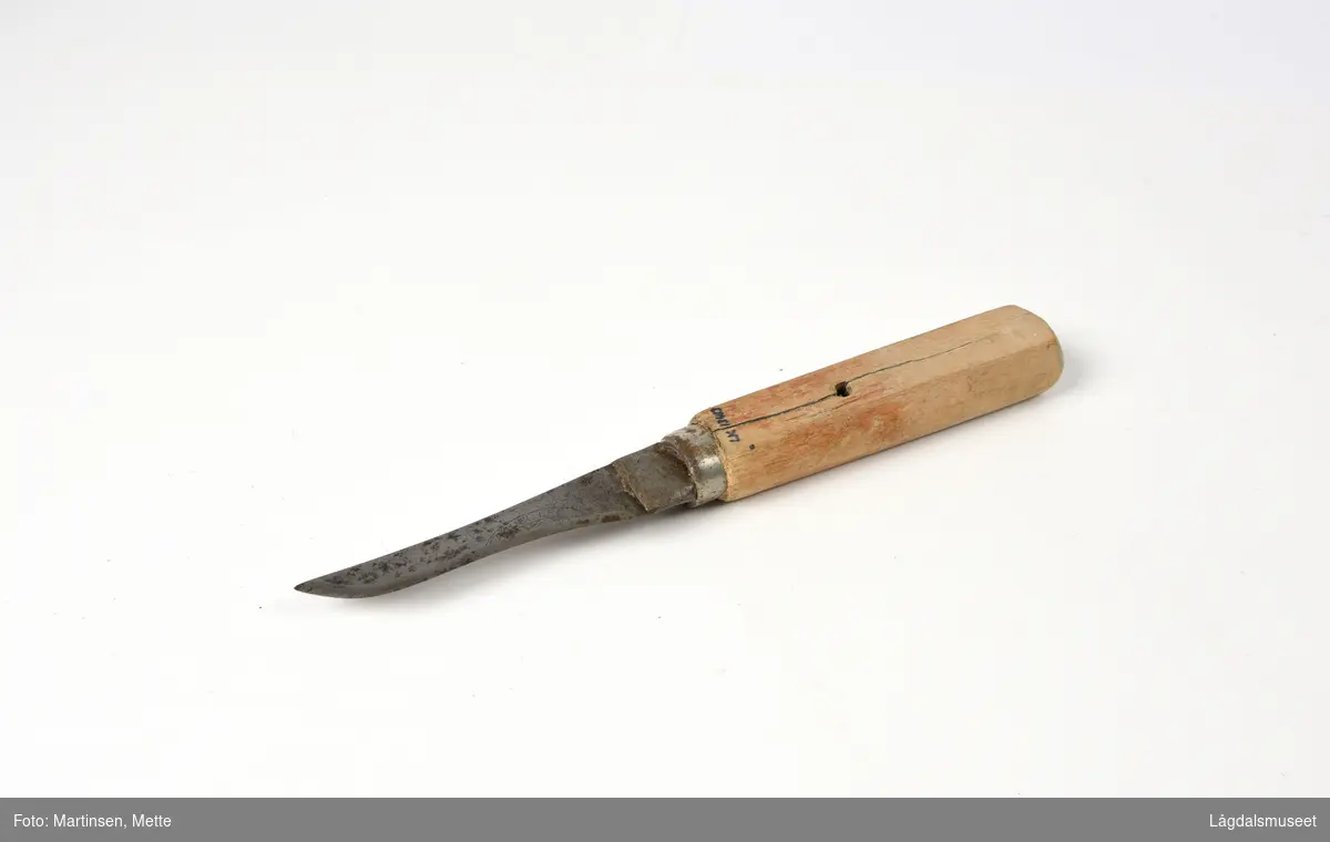 Kniv med treskaft brukt til slakting. Kniven er godt brukt og bladet er slipt langt ned etter mye bruk.
