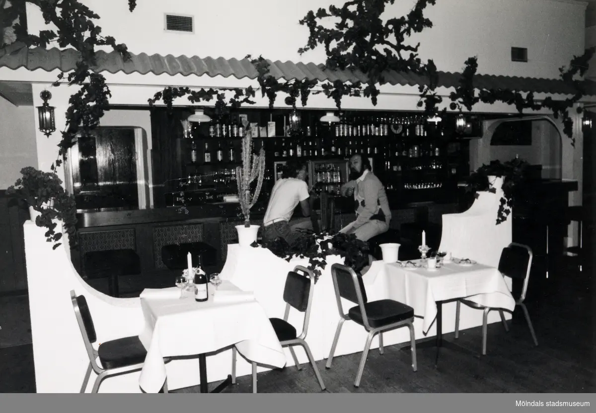 Gäster sitter i baren på Moulin Rouge, restaurang och diskotek med adress Kvarnbygatan 1 i Mölndal, okänt årtal.