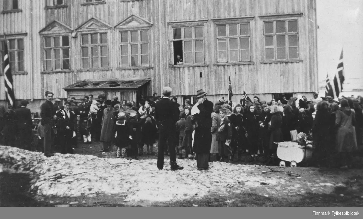 17.mai feiring foran skoleinternatet ( fra 2000 Partisanmuseet) i Kiberg, 1946.