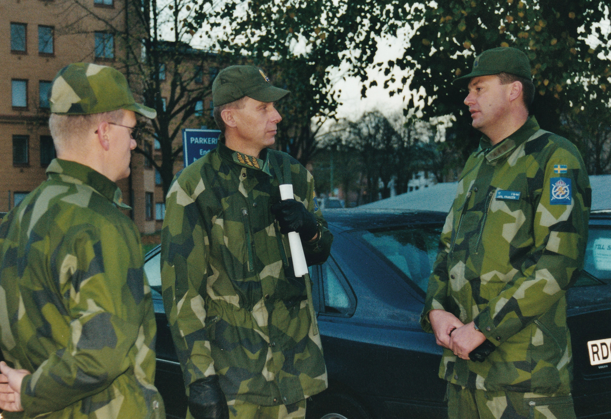 Divisionschefen brigadgeneral Håkan Espmark på väg hem efter besök vid Göta Trängregemente 2000. Mauro Stell, Håkan Espmark och Jarl Franzén.