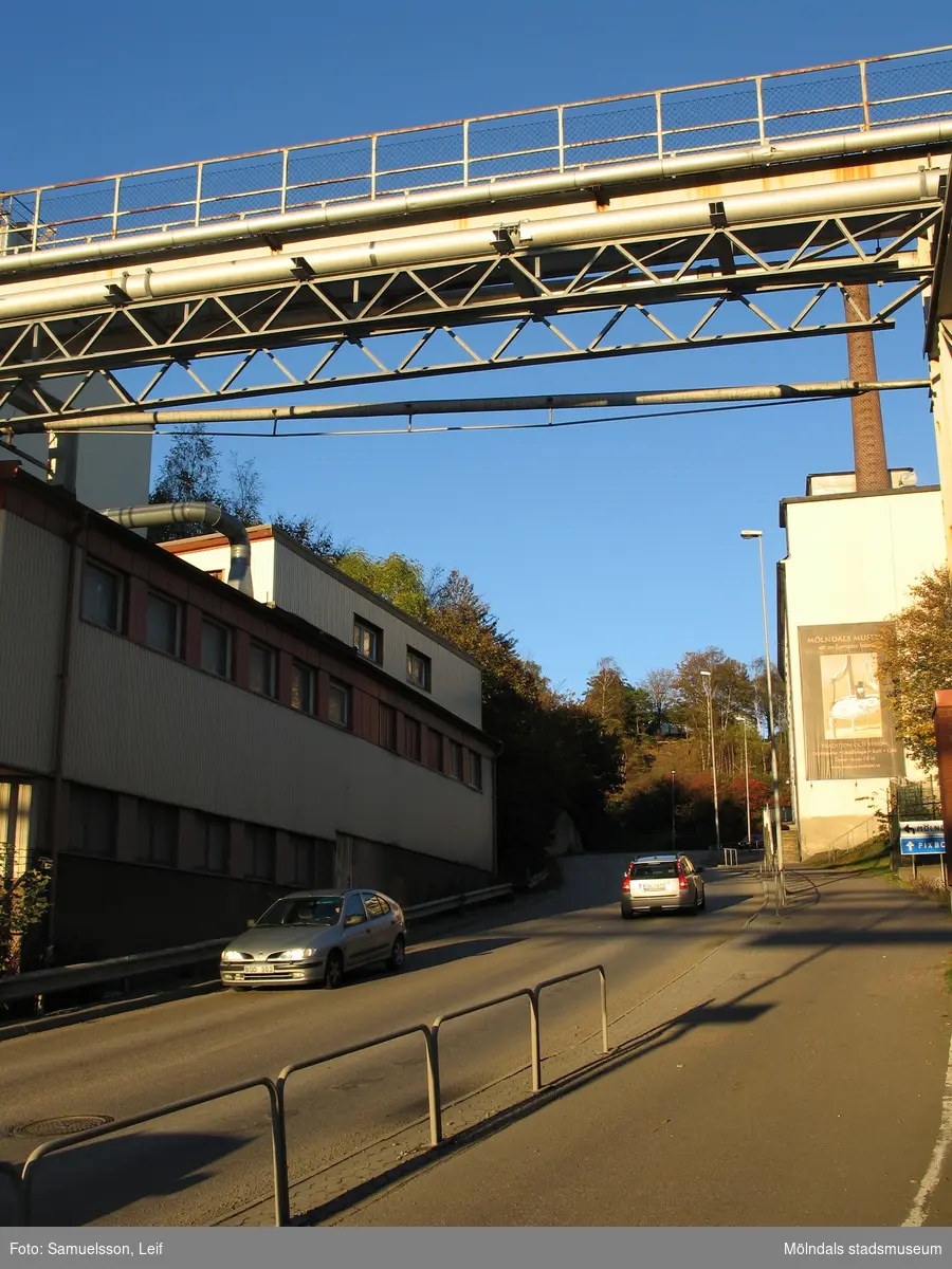 Byggnader vid "Kråkan", Kvarnbygatan, i Mölndals Kvarnby, år 2007. Till vänster ses industribyggnad vid Soabs industrianläggning. Till höger byggnaden "Strumpan". Anläggningen användes vid fototillfället av Hexion Speciality Chemicals Sweden AB.