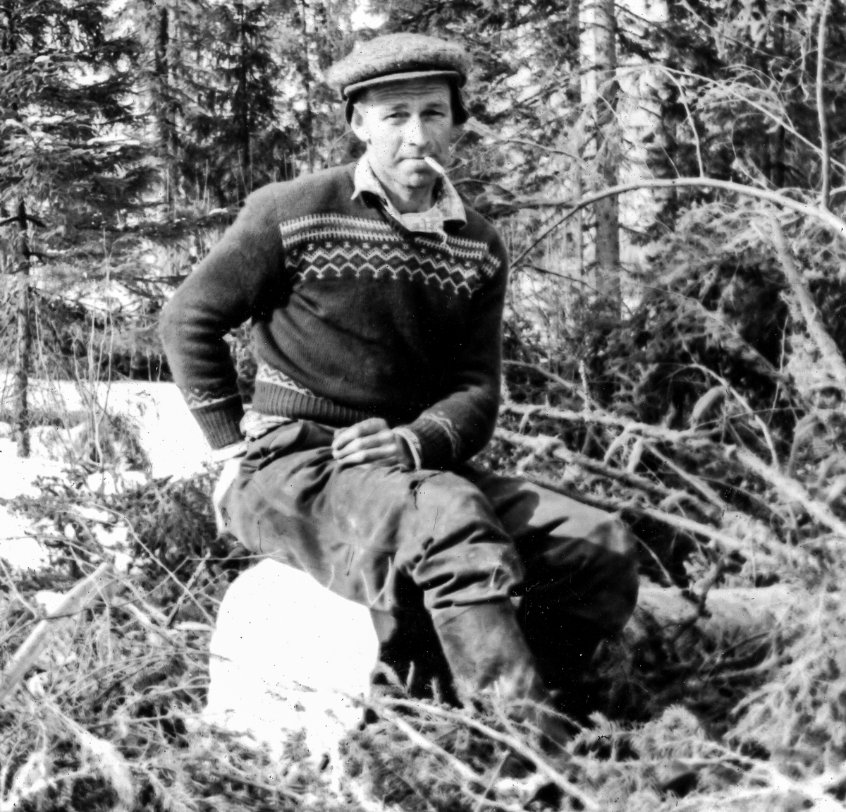Thorleif Thorkildsen tar seg en rast i skogen på Eknes. 
Familien Thorkildsen bodde i mange år på Eknes gård hvor Thorleif  jobbet i skogen for Hans Hunseid.