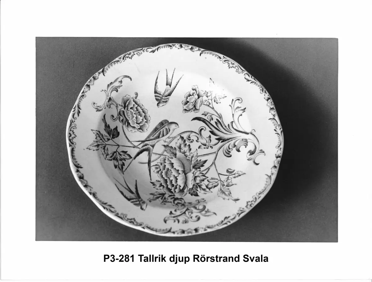 Porslin
Vit med grågrön dekor
3 cm hög, 23 cm diameter
Rörstrand "Svala"