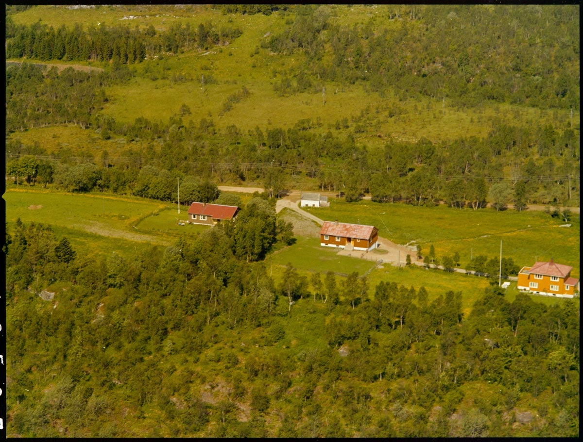 Leirfjord,Leland. Flyfoto fra området "Sletta" med tre bolighus.