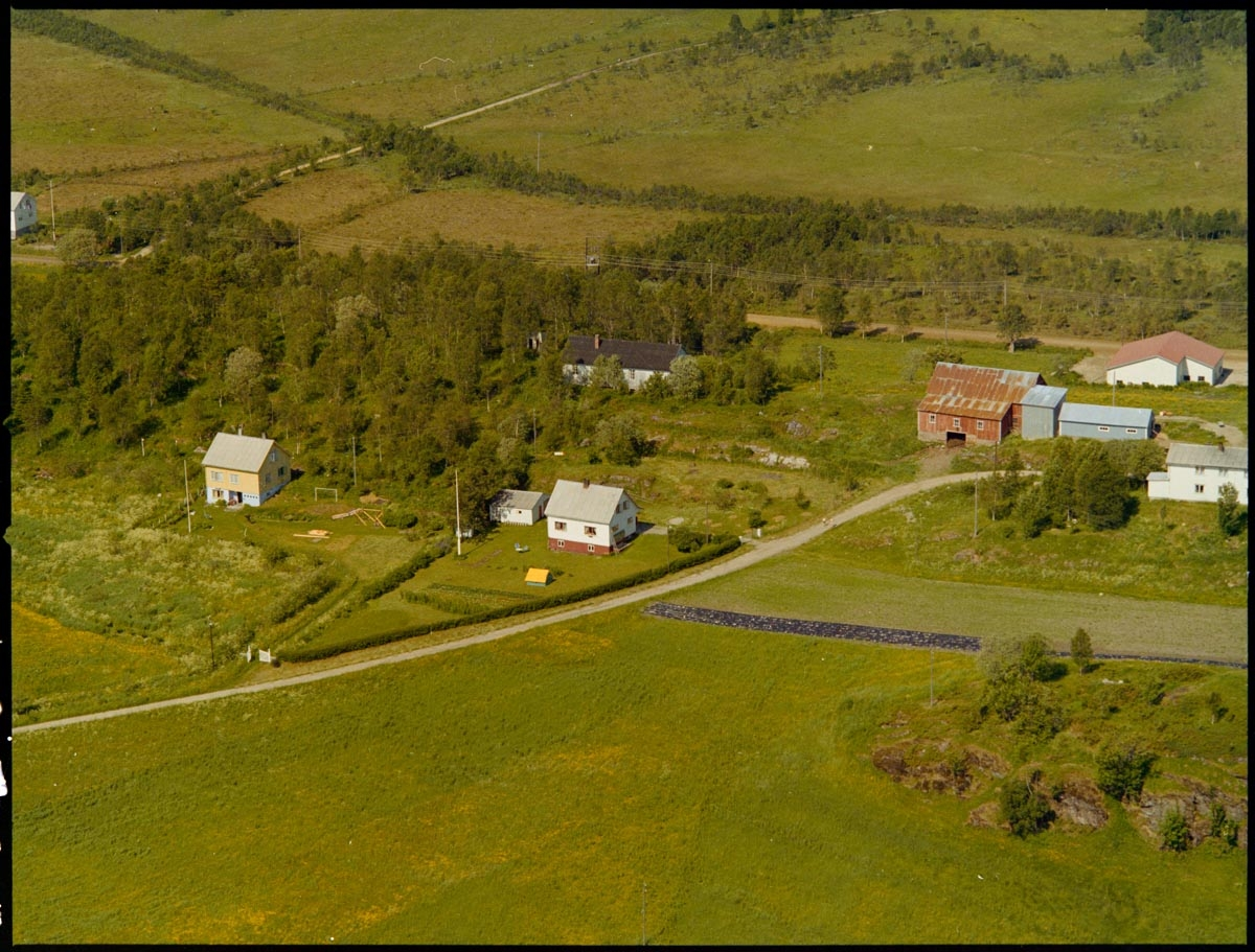 Leirfjord,Leland. Flyfoto av Leland, og gården Øverhåjen til høyre i bildet. Øverst til venstre i bildet sees Grubbveien.
