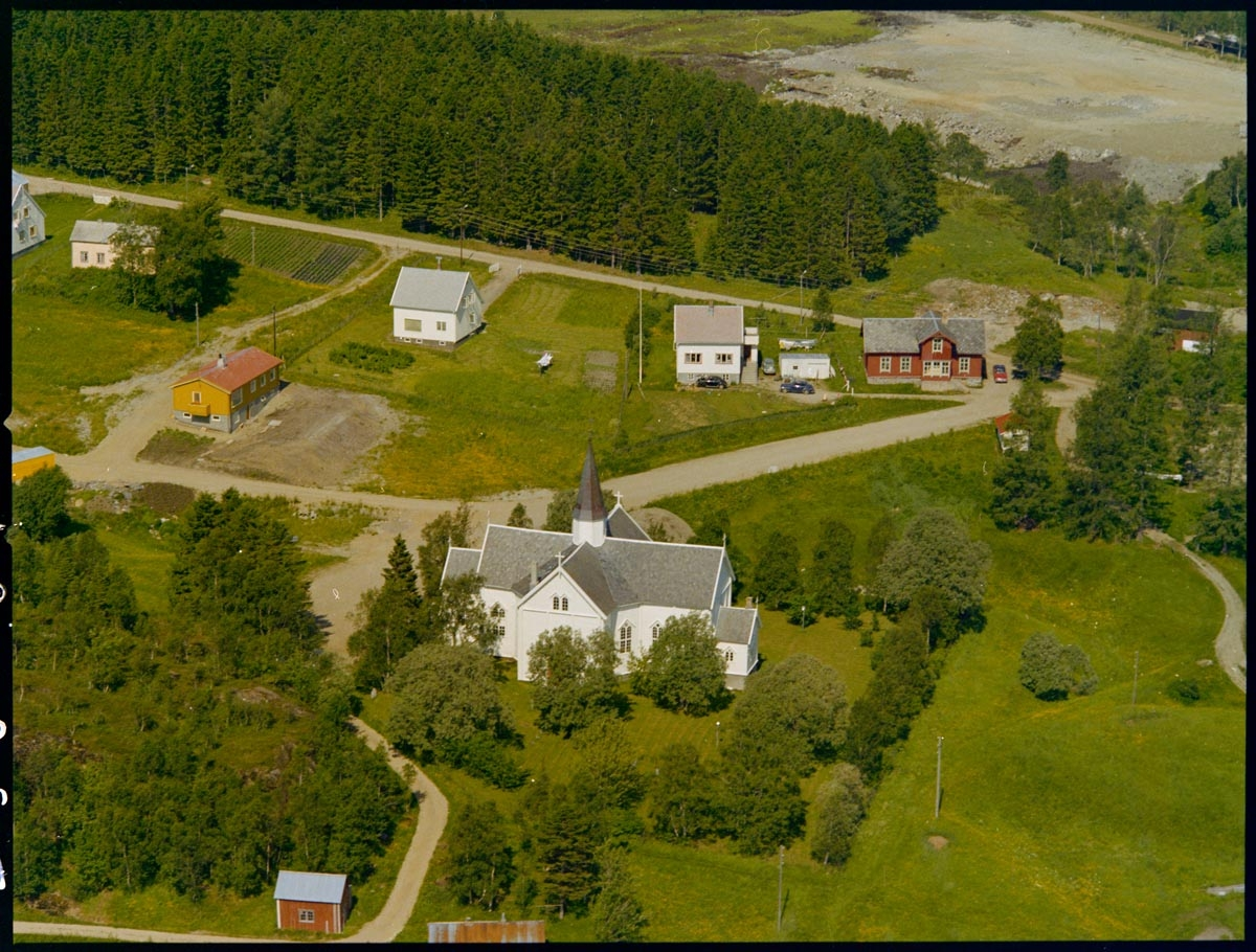 Leirfjord,Leland. Flyfoto av Leirfjord kirke og den gamle skolen fra ca. 1880-tallet (nå museum). Helt til høyre i bildet ligger fjøset som hørte til skolebygningen.