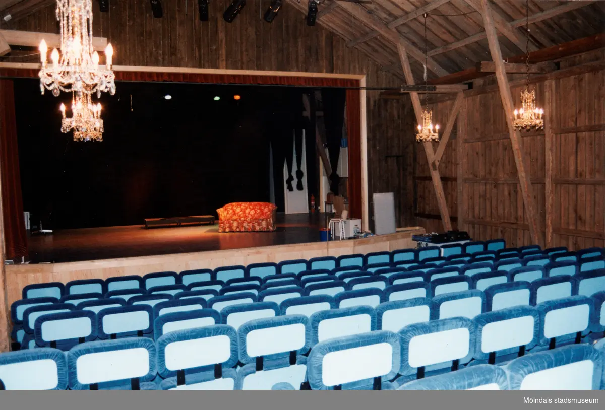 Interiör i nya Teaterhuset när de precis hade flyttat in 1998. På scenen står en soffa. I taket hänger kristallkronor och framför scenen ses publika fåtöljer.