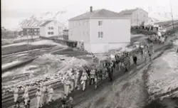 17. mai i Longyearbyen, 1975. Toget gikk fra bautaen ved Skj