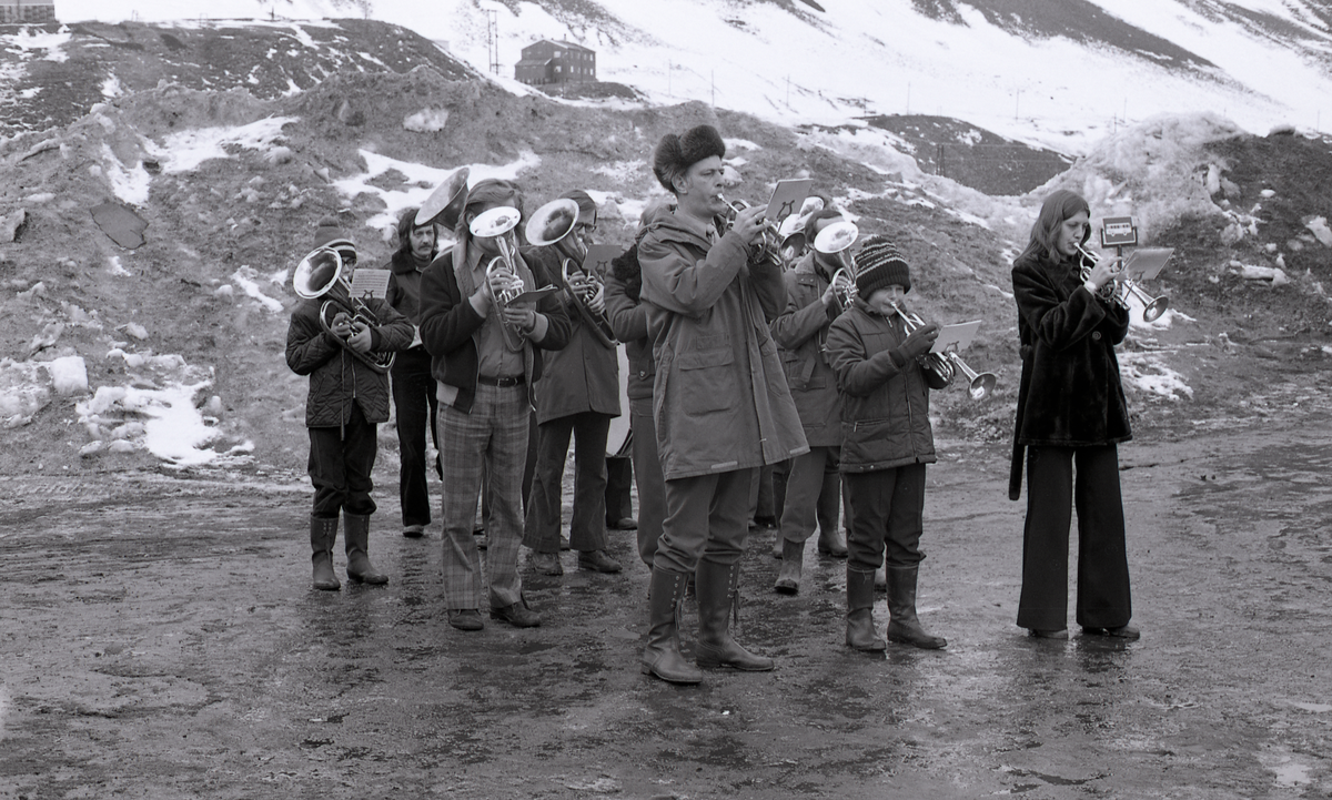 17. mai i Longyearbyen, 1975. Toget gikk fra bautaen ved Skjærings, over Haugen og til Sverdrup-bautaen. 