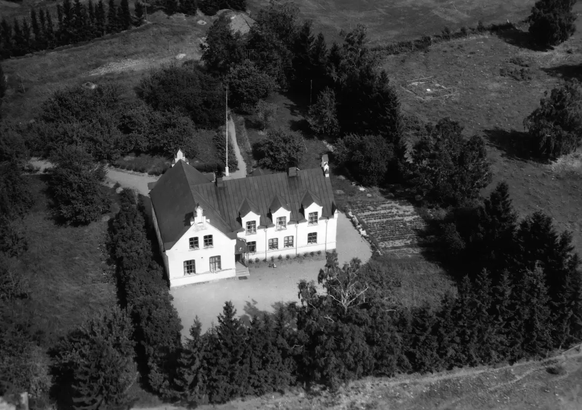 Flygfoto över Låssa med Säbyholms herrgård och Säbyholms folkskola.