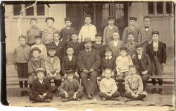 Klassebilde av gutteklasse med lærer på Vestheim skole i 189