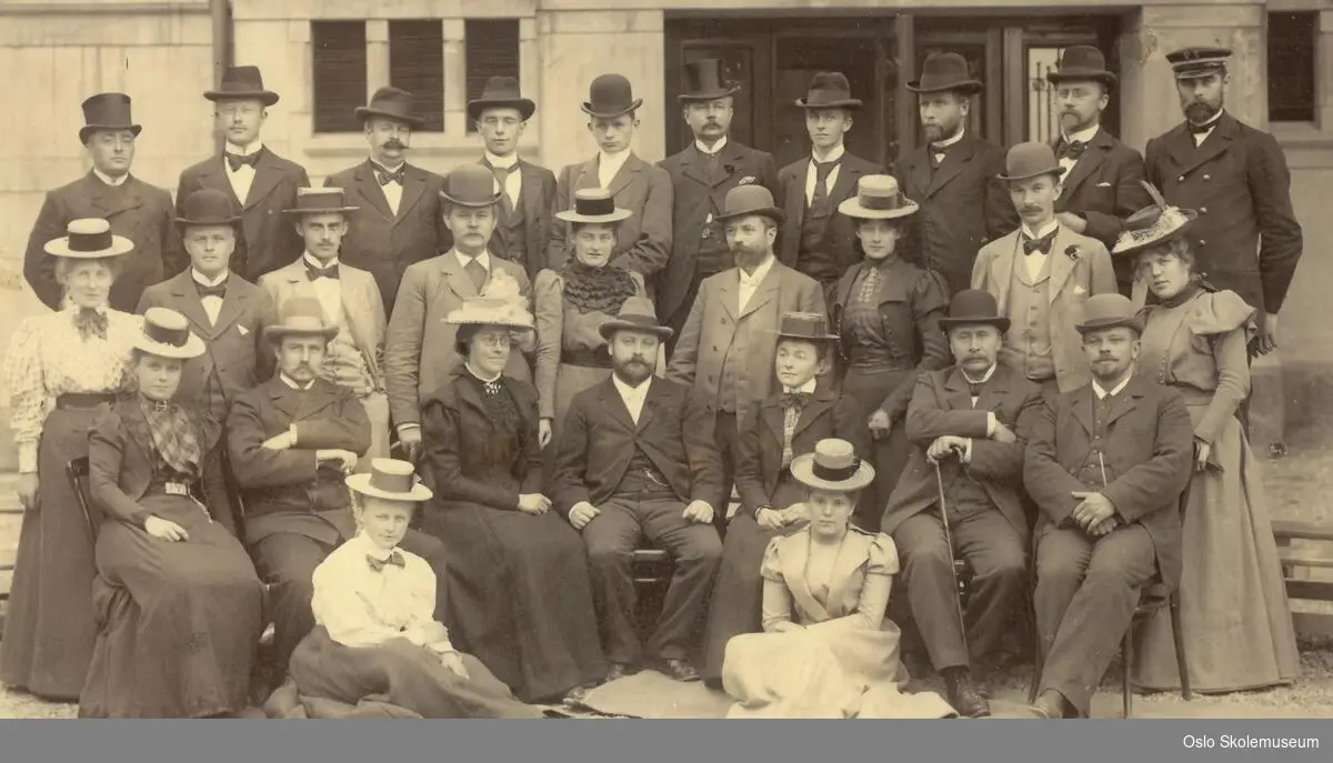 Lærerpersonalet på Vestheim skole i 1898 oppstilt foran skolen.