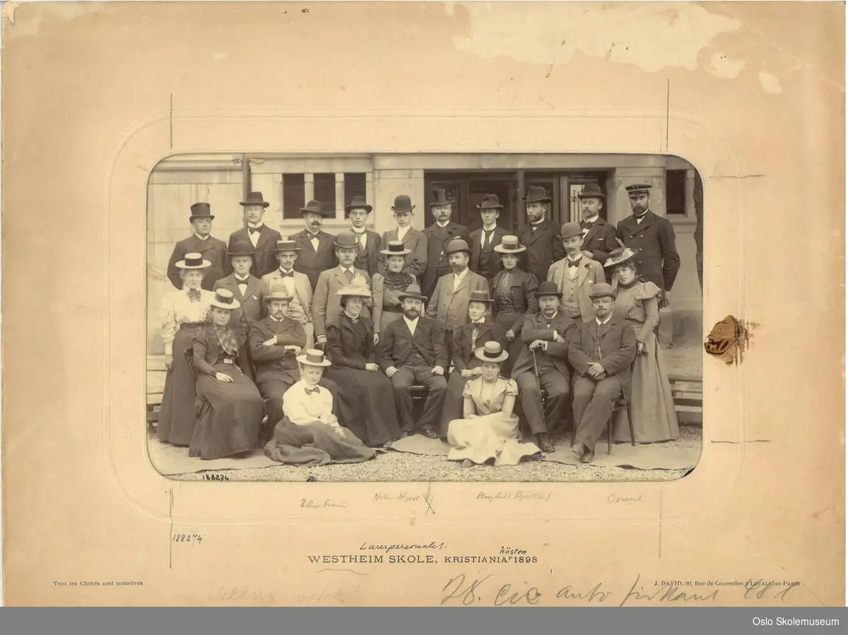 Lærerpersonalet på Vestheim skole i 1898 oppstilt foran skolen.