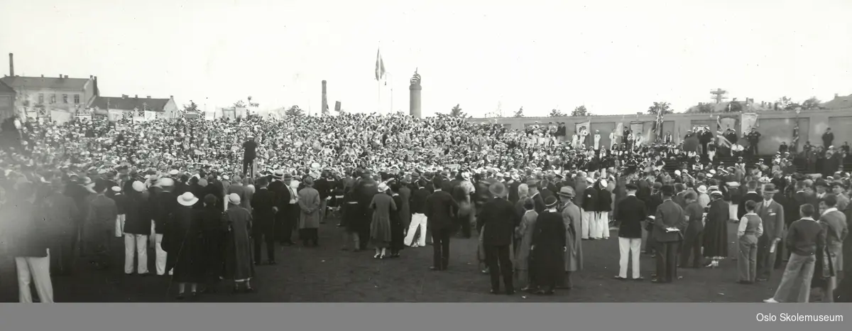 Felleskonsert på Bisletstadion i sammenheng med gutte- og ungdomsskorpsenes landsstevne i 1934.
