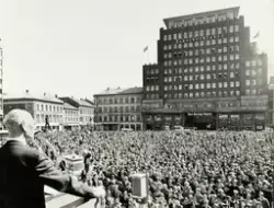 1. mai 1965. Einar Gerhardsen taler på Youngstorget i Oslo.