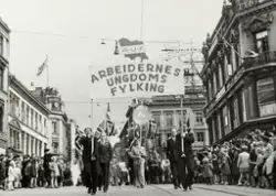 1. mai 1949. Demonstrasjonstoget på Karl Johans gate. Arbeid