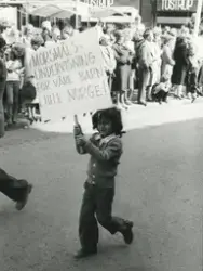 1. mai 1980, Oslo. Plakat: Morsmålsundervisning for barn i h