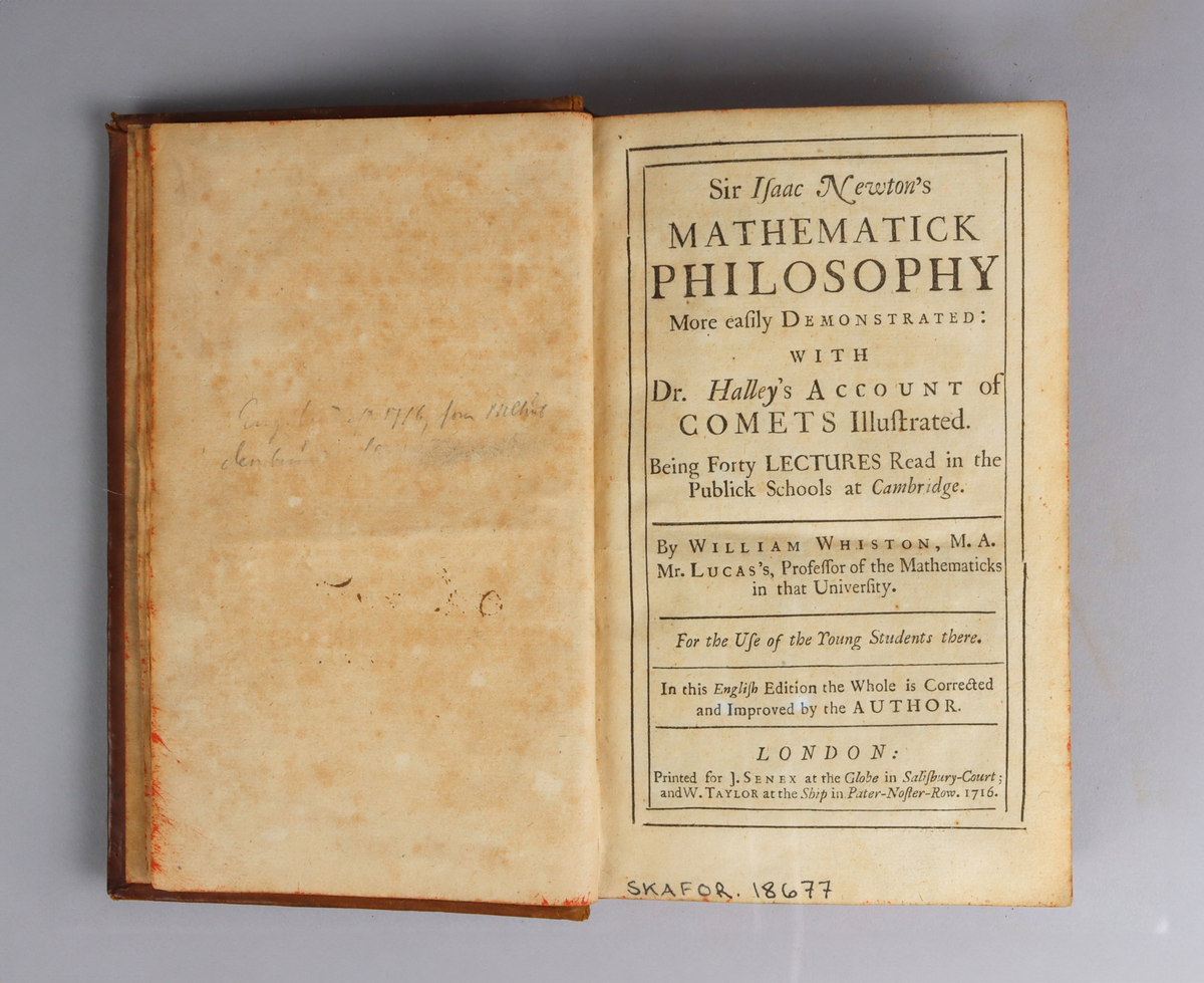 Bok bunden  med helfranskt band i ljust läder. Guldpräglad rygg med uppvikningar  På rygg titel  och dekor av botaniska mönster i guld. Pärmens fram- och baksida med mönster präglat i en spegel. Insidan av pärmen odekorerad. Titelsida med  "Sir Isaac Newton's Mathematick Philosophy More eafily Demonstrated: with Dr. Halley's Account of COMETS Illustrated." av William Whiston, M. A. Mr. Lucas's.