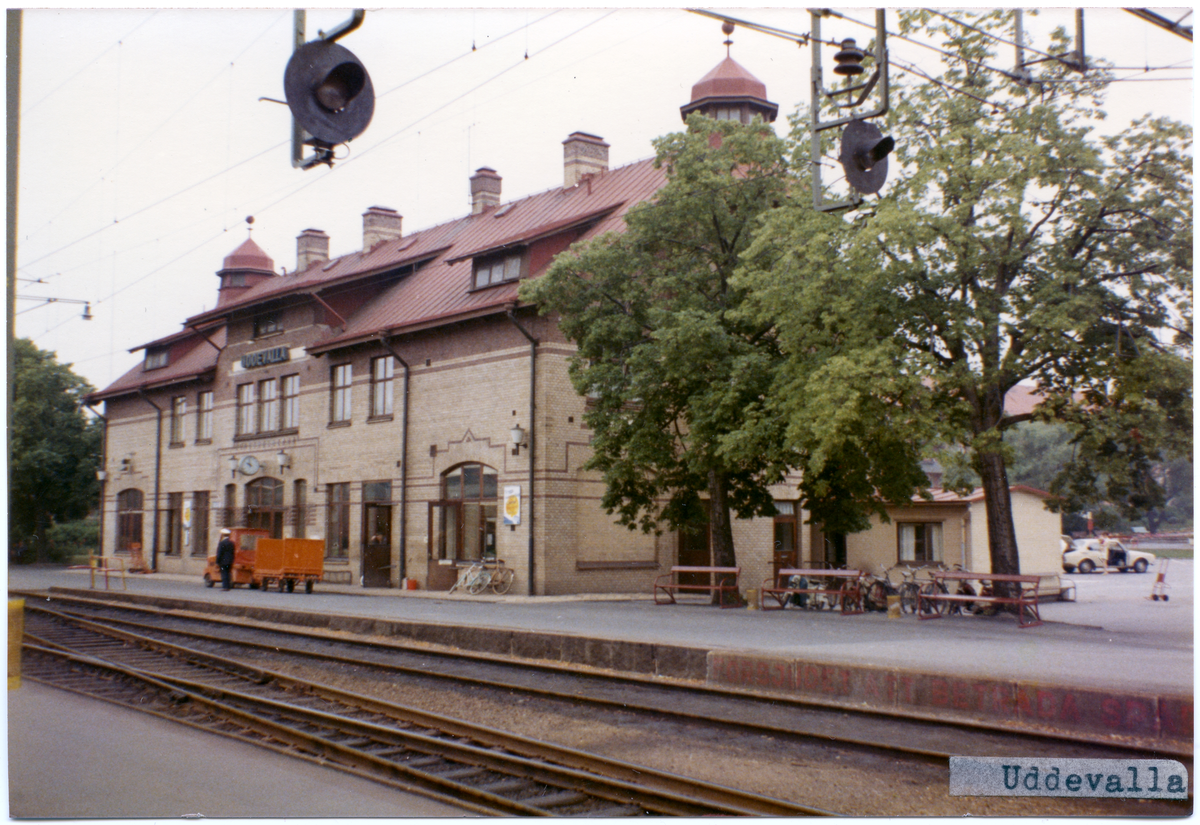 Stationen anlades 1907, Stationshusets arkitekt: Folke Zettervall. K-märkt 1986. Skötselhall byggd 1975, lades ned 1995-04-30 .Stationen hette UDDEVALLA SJ till 1.7.1940 då det ändrades till UDDEVALLA CENTRAL. Stationshus i två och en halv våning i sten.