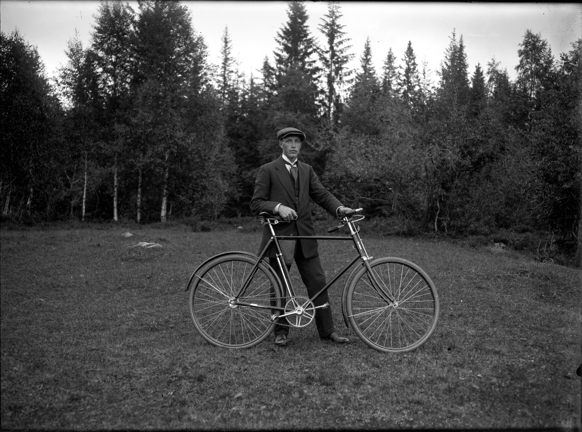 Portrett av mann med sykkel.

Fotosamling etter fotograf og skogsarbeider Ole Romsdalen (f. 23.02.1893).