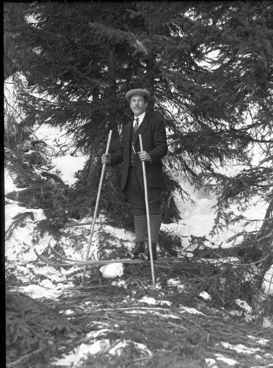 Portrett av Ole Theodorsen Grorud (1887) på ski.

Fotosamling etter fotograf og skogsarbeider Ole Romsdalen (f. 23.02.1893).