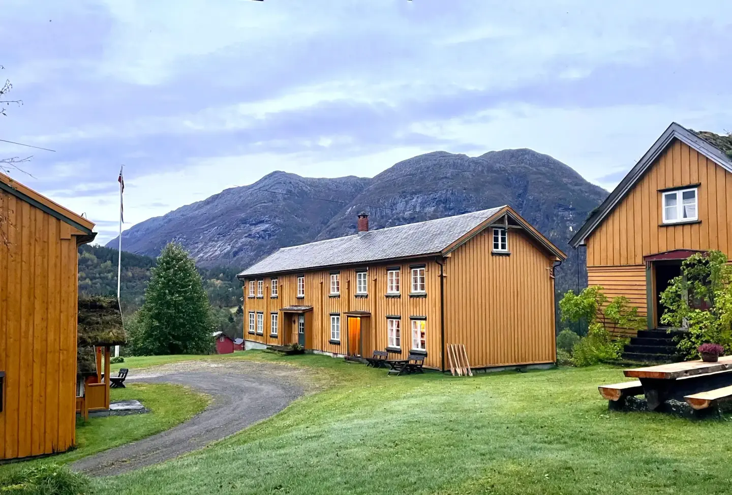 Stabbur og våningshus på Åsen bygdetun