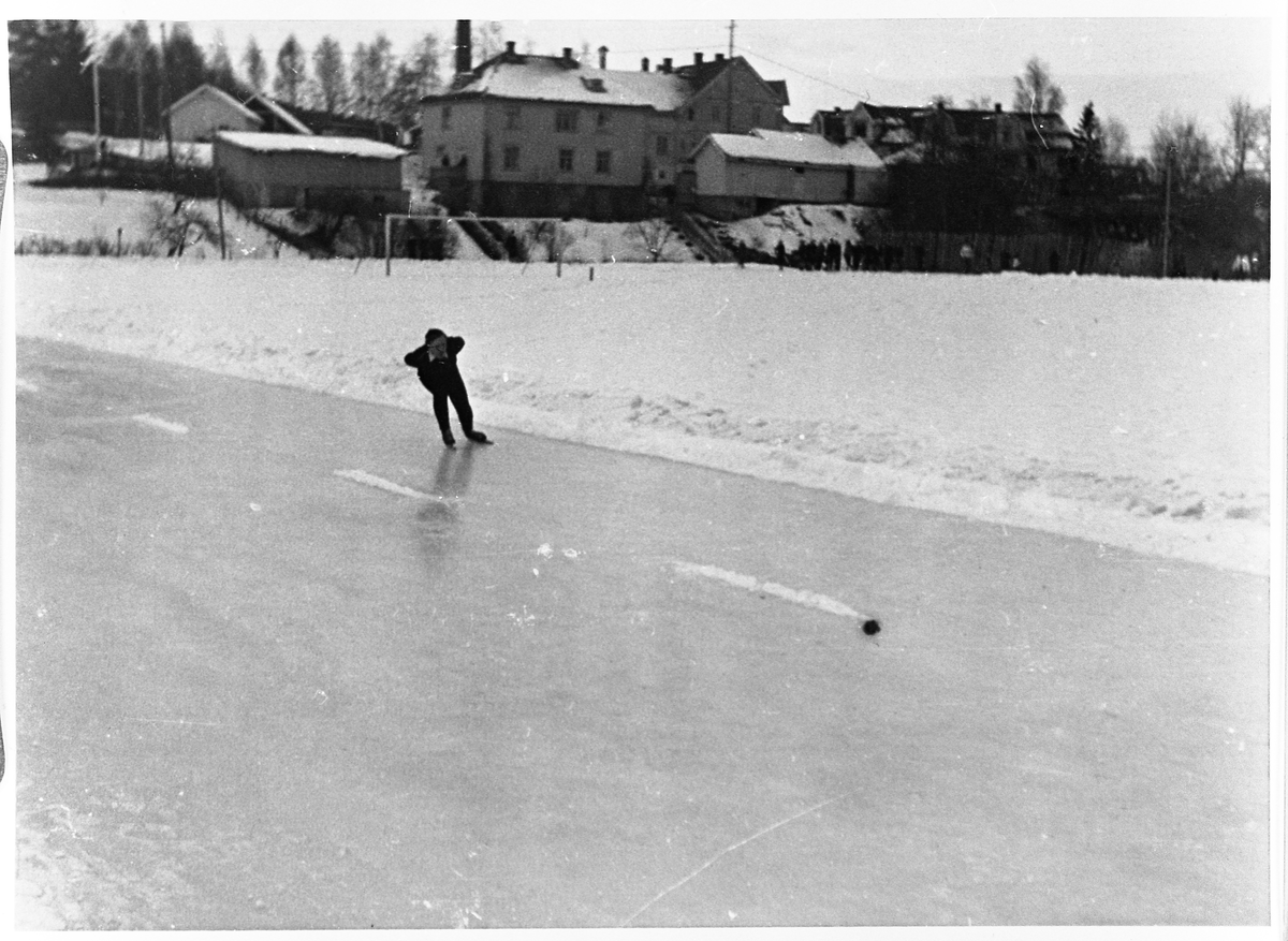 Skøyteløp på Skreia Idrettsplass 1947. Birger Nergård går 1500-meter.