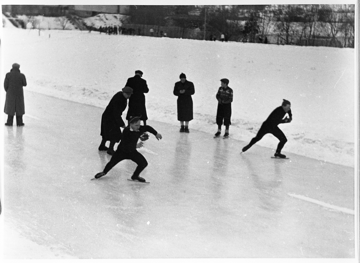 Skøyteløp på Skreia Idrettsplass 1947. Løperne er i ytre bane Birger Nergård, i indre bane Trygve Nordeng. Starter er Alf Andresen, og i midten er tidtaker Olav Stenseth.
