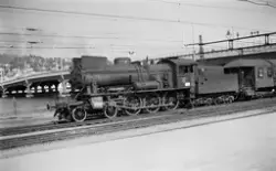 Damplokomotiv type 30a nr. 278 med persontog på Drammen stas