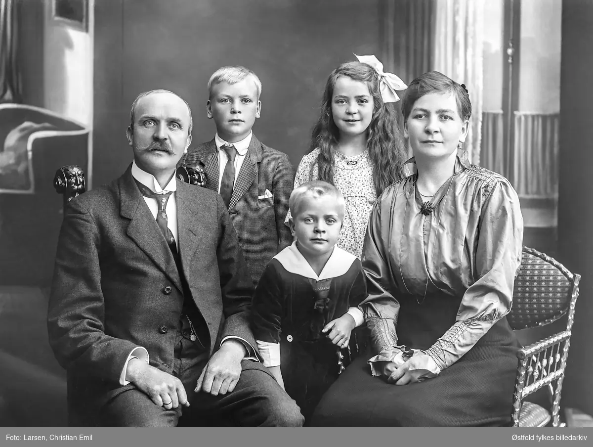 Gruppeportrett av familien til Christian Jensen Fladeby fra Åslien, Skjeberg 1919. Kona Laura Gunhilda Sørensen og sønnene Reidar Fladeby, Jens Fladeby og Ellen Synnøve Fladeby.