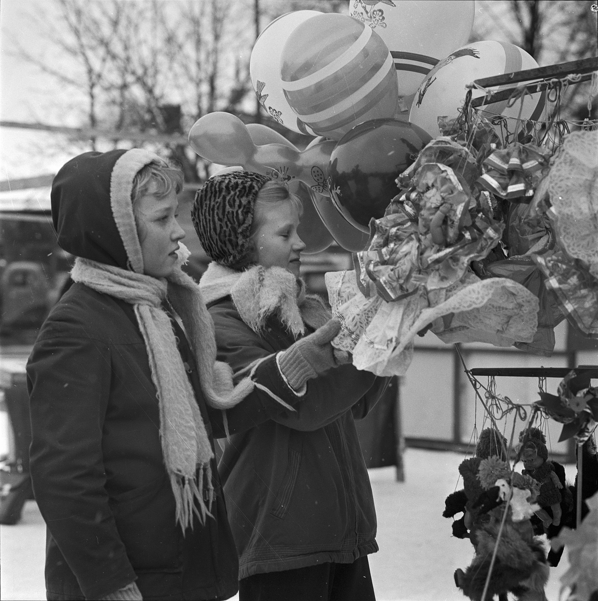 Distingsmarknad, Anita och Iris, Vaksala torg, Uppsala 1956